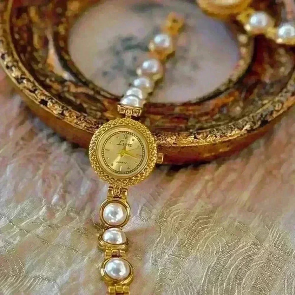 Jewelry - Gold French Fashion Elegant woman’s watch ✨🤍